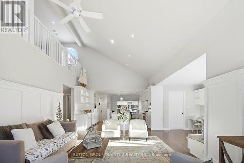 133 Mineola Road E, Mississauga, ON - Indoor Photo Showing Living Room