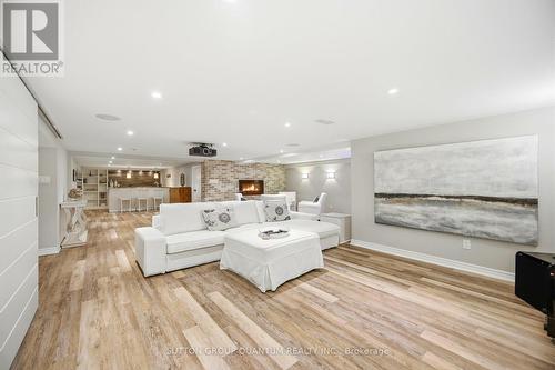 133 Mineola Road E, Mississauga, ON - Indoor Photo Showing Living Room