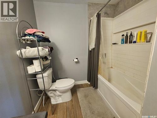 20 15Th Avenue Se, Swift Current, SK - Indoor Photo Showing Bathroom