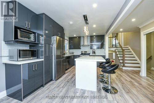 1443 Saginaw Crescent, Mississauga, ON - Indoor Photo Showing Kitchen With Upgraded Kitchen