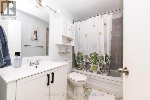 Main 4 pc bath - 211 Grantham Avenue, St. Catharines (Facer), ON - Indoor Photo Showing Bathroom