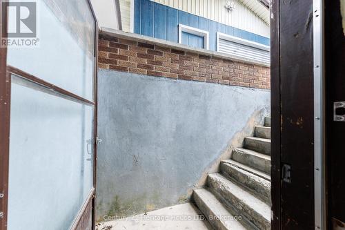 Walk up / Separate entrance - 211 Grantham Avenue, St. Catharines (Facer), ON - 