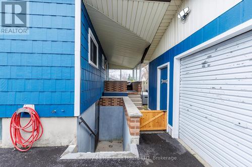 Separate lower entrance - 211 Grantham Avenue, St. Catharines (Facer), ON - Outdoor With Exterior
