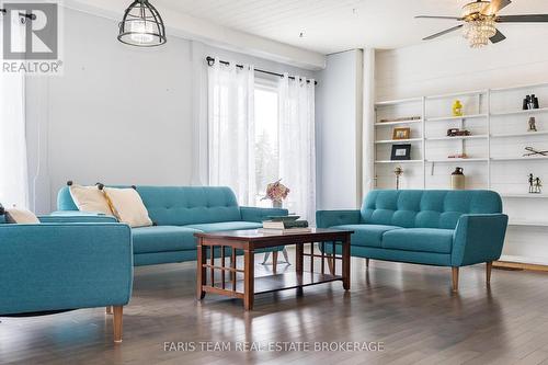 4047 Horseshoe Valley Road W, Springwater, ON - Indoor Photo Showing Living Room