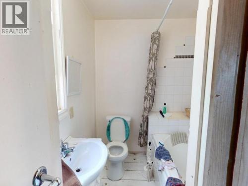 4856 Joyce Ave, Powell River, BC - Indoor Photo Showing Bathroom