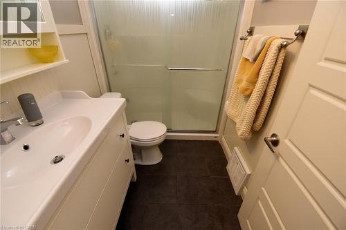 302 East 27Th Street, Hamilton, ON - Indoor Photo Showing Bathroom
