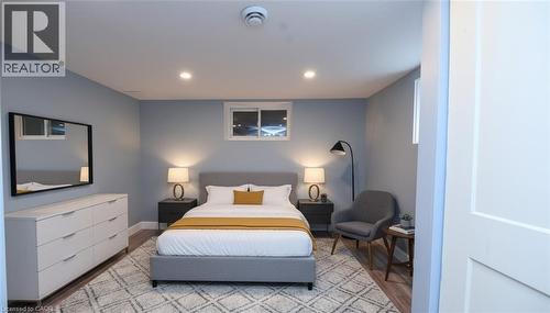 302 East 27Th Street, Hamilton, ON - Indoor Photo Showing Bedroom