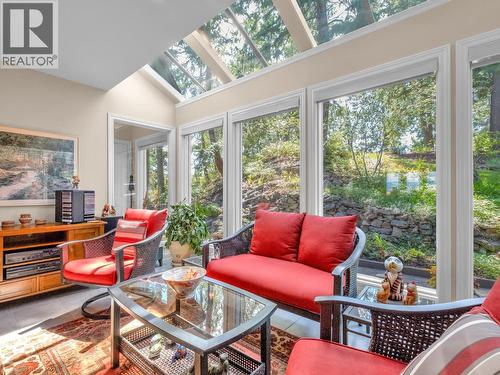 1776 Keloka Drive, West Kelowna, BC - Indoor Photo Showing Living Room