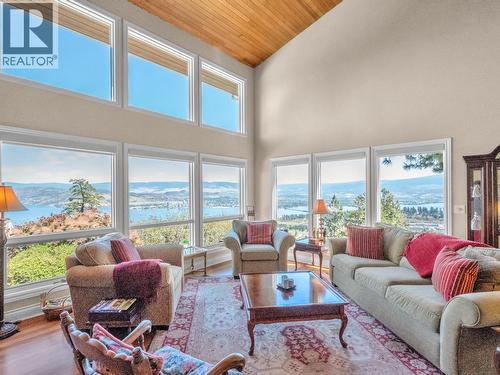 1776 Keloka Drive, West Kelowna, BC - Indoor Photo Showing Living Room