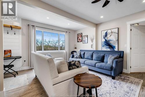 496 County Rd 34, Ruthven, ON - Indoor Photo Showing Living Room