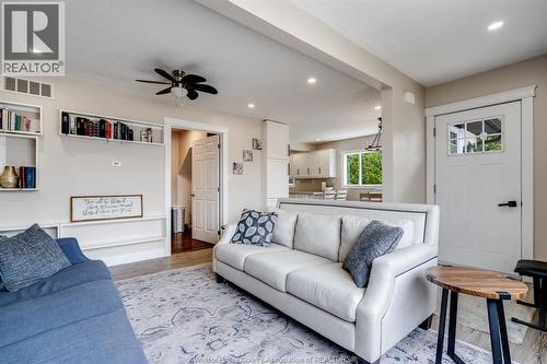496 County Rd 34, Ruthven, ON - Indoor Photo Showing Living Room