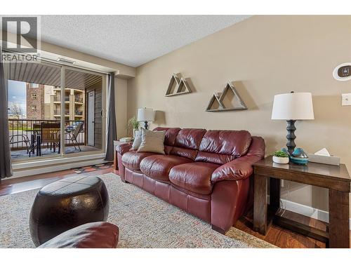 205 Third Avenue Unit# 1102, Invermere, BC - Indoor Photo Showing Living Room
