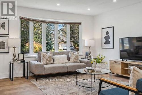 20 Suburban Drive, Mississauga, ON - Indoor Photo Showing Living Room