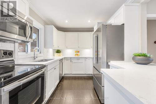 2176 Florian Road, Mississauga, ON - Indoor Photo Showing Kitchen With Upgraded Kitchen