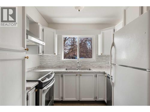 1985 Burtch Road Unit# 14, Kelowna, BC - Indoor Photo Showing Kitchen With Double Sink