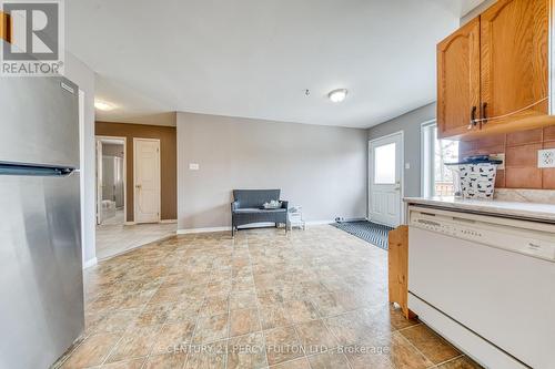 25 Crompton Drive, Barrie, ON - Indoor Photo Showing Kitchen