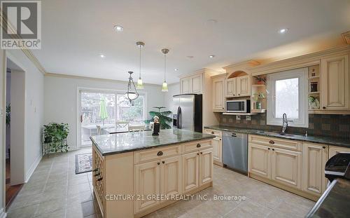 4635 Beaufort Terrace, Mississauga, ON - Indoor Photo Showing Kitchen With Upgraded Kitchen