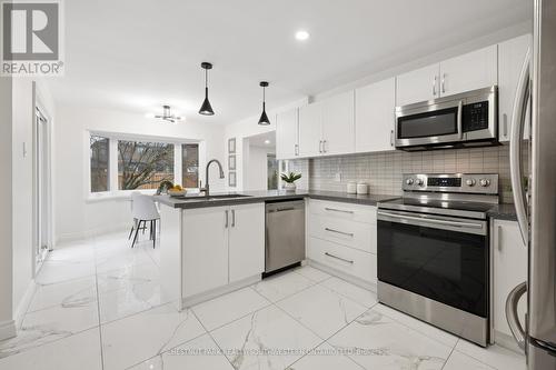 757 Westmount Road W, Kitchener, ON - Indoor Photo Showing Kitchen With Upgraded Kitchen