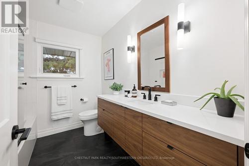 757 Westmount Road W, Kitchener, ON - Indoor Photo Showing Bathroom