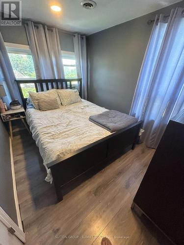 8 St Matthews Avenue, Hamilton, ON - Indoor Photo Showing Bedroom