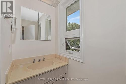 1825 Yale Avenue, Ottawa, ON - Indoor Photo Showing Bathroom