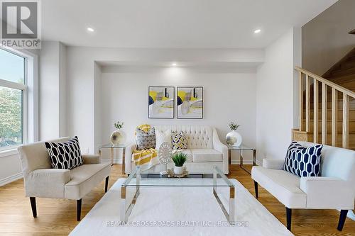 384 Okanagan Path, Oshawa, ON - Indoor Photo Showing Living Room