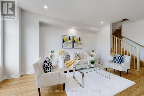 384 Okanagan Path, Oshawa, ON - Indoor Photo Showing Living Room