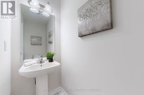384 Okanagan Path, Oshawa, ON - Indoor Photo Showing Bathroom