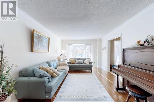 16 Willis Drive, Aurora, ON - Indoor Photo Showing Living Room