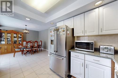 16 Willis Drive, Aurora, ON - Indoor Photo Showing Kitchen