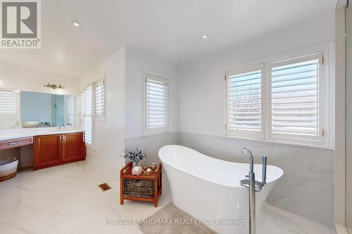 16 Willis Drive, Aurora, ON - Indoor Photo Showing Bathroom