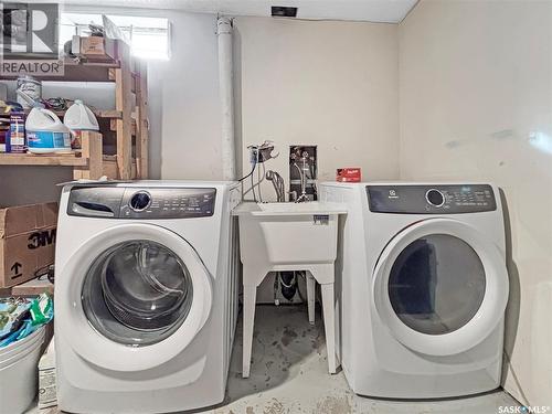 437 Douglas Crescent, Saskatoon, SK - Indoor Photo Showing Laundry Room