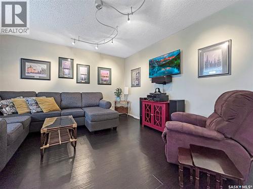 437 Douglas Crescent, Saskatoon, SK - Indoor Photo Showing Living Room