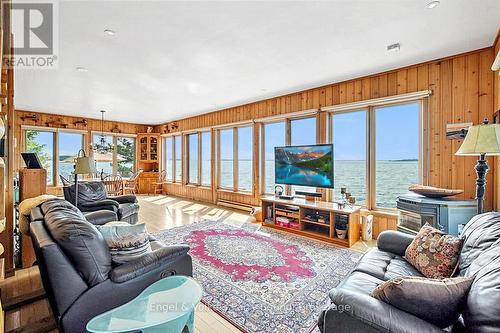 1 Three Tree Island, Mcdougall, ON - Indoor Photo Showing Living Room