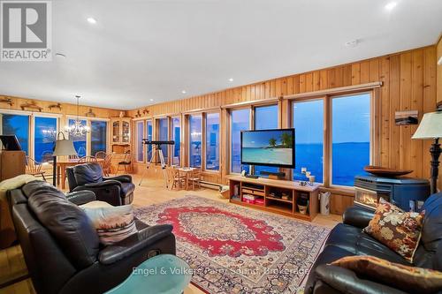 1 Three Tree Island, Mcdougall, ON - Indoor Photo Showing Living Room