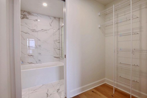 Salle de bains attenante à la CCP - 302-510 Boul. Des Prairies, Laval (Laval-Des-Rapides), QC - Indoor With Storage