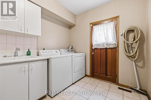 81 Southgate Crescent, Richmond Hill, ON - Indoor Photo Showing Laundry Room