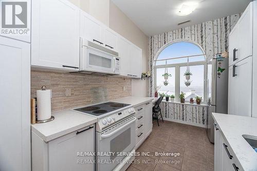 Ph03 - 7 Dayspring Circle, Brampton, ON - Indoor Photo Showing Kitchen With Upgraded Kitchen