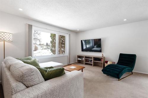 187 Reay Crescent, Winnipeg, MB - Indoor Photo Showing Living Room