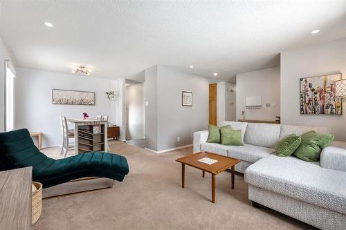 187 Reay Crescent, Winnipeg, MB - Indoor Photo Showing Living Room