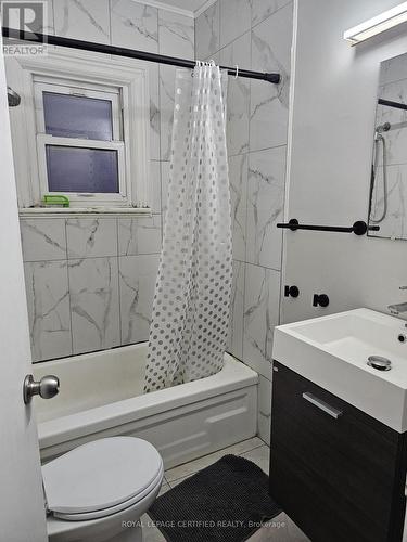 299 West 2Nd Street, Hamilton, ON - Indoor Photo Showing Bathroom