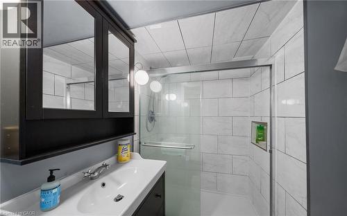 Full bath with vanity and a shower stall - 4516 Gullfoot Circle, Mississauga, ON - Indoor Photo Showing Bathroom