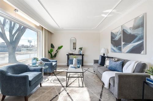 1083 Inkster Boulevard, Winnipeg, MB - Indoor Photo Showing Living Room