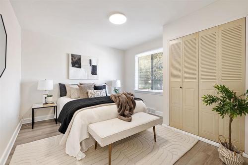 1083 Inkster Boulevard, Winnipeg, MB - Indoor Photo Showing Bedroom