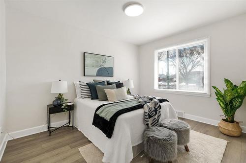 1083 Inkster Boulevard, Winnipeg, MB - Indoor Photo Showing Bedroom