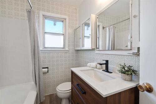 1083 Inkster Boulevard, Winnipeg, MB - Indoor Photo Showing Bathroom