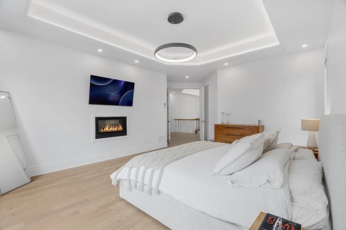 Chambre à coucher principale - 281 Westcroft Road, Beaconsfield, QC - Indoor Photo Showing Bedroom With Fireplace