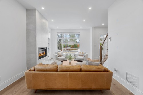 Salon - 281 Westcroft Road, Beaconsfield, QC - Indoor Photo Showing Living Room With Fireplace