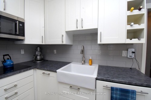 302 East 27Th Street, Hamilton, ON - Indoor Photo Showing Kitchen With Upgraded Kitchen
