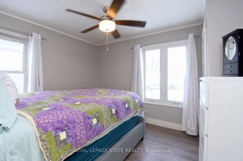 302 East 27Th Street, Hamilton, ON - Indoor Photo Showing Bedroom